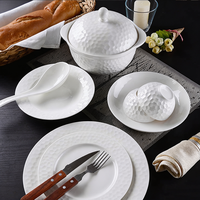Service de table créatif de style golf en porcelaine fine blanche, comprenant des bols et assiettes ronds en relief, avec kit de baguettes