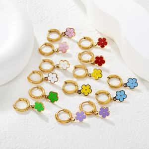 ต่างหูห่วงแบบห้อยเคลือบทอง 18K บนสแตนเลสสตีลกันน้ำ ดีไซน์ดอกไม้เคลือบสีสันสดใสสำหรับผู้หญิง - Product Image 1