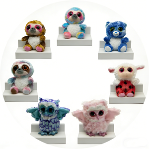 Peluche de gato personalizado de tela suave y aterciopelada de pelo corto, con silueta de gatito compacto y regordete sentado, y efecto tie-dye arcoíris. - Product Image 3
