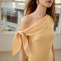 Robe midi décontractée jaune unie en satin à une épaule pour femme, coupe trapèze, taille empire, respirante et écologique, idéale pour les soirées