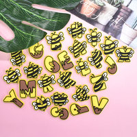 Promotionnel nouvelle abeille en forme de lettre Style chaussures breloques avec populaire Pvc dessin animé charme décoration pour chaussure sabot boucle accessoire