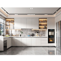 Mobili da Cucina Bianchi Senza Maniglie, Pannelli Lisci in Rovere Caldo, Mensole Aperte, Paraschizzi in Marmo, Elettrodomestici Integrati, Cucina Moderna