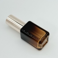 Flacon carré en verre dégradé ambré de luxe de haute qualité avec pompe dorée et bouchon à vis en aluminium 30 ml pour sérum et crème essentielle de soin de la peau