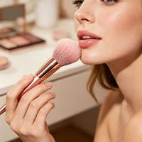 Pinceau de maquillage rose moelleux, manche en métal or rose, poils synthétiques doux, pinceau cosmétique pour blush, poudre libre et fixateur
