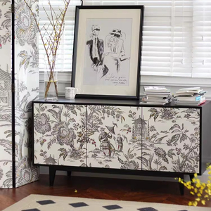 Buffet de salle à manger français médiéval en bois laqué, peint à la main, avec un élégant assortiment de couleurs noir et <span class=keywords><strong>blanc</strong></span> - Product Image 1
