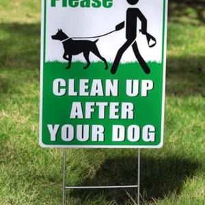 Panneau de signalisation pour jardin double face, résistant aux UV et imperméable, avec piquet en H, pour signaler la propreté de la pelouse après la visite des chiens, sans signalisation sur le thème des excréments canins - Product Image 1