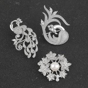 เข็มกลัดโลหะประดับเพชรเทียมสไตล์เรโทรสุดหรูสำหรับผู้หญิงและผู้ชาย เหมาะสำหรับงานแต่งงานและแฟชั่น เครื่องประดับเสื้อผ้าส่วนตัว - Product Image 4