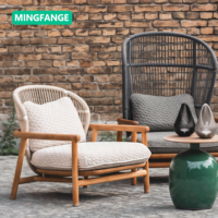 Fauteuil d'extérieur moderne en teck à dossier haut, canapé en bois massif pour hôtel, ensemble de chaises longues en corde tressée pour terrasse, écologique et durable pour cour.