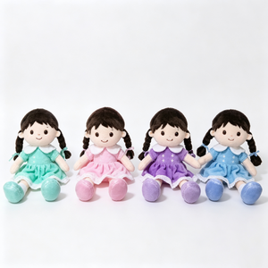 Poupée en peluche personnalisée pour fille avec robe ornée de dentelle vert menthe, adorable poupée en peluche classique, poupée en peluche souriante et mignonne. - Product Image 6