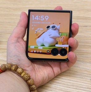 Smartphone pliable 5G Motorola Moto Razr 70 Ultra 2026, 165 Hz, Snapdragon 8 Elite, écran AMOLED 6,96'' 1,5K, batterie 5000 mAh, charge rapide 68 W - Product Image 5