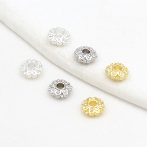 สร้อยข้อมือ/สร้อยคอ DIY ลายโคลเวอร์สี่แฉกแบบวินเทจเคลือบทอง 18K ขนาด 6 มม. พร้อมลูกปัดแบนกันชนแบบรักษาสี - Product Image 1