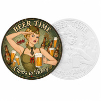 Plaque Métallique Gaufrée Vintage « Beer Time Pinup Girl Cheers Victory » pour Décoration Murale de Bar, Personnalisable, Vente en Gros Directe Usine OEM