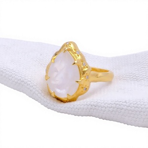 Bague Statement en Quartz Rose Plaqué Or, Sertissage Goutte d'Eau à Griffes, Bijou Géométrique pour Mariage et Fête pour Femme OR - Product Image 3