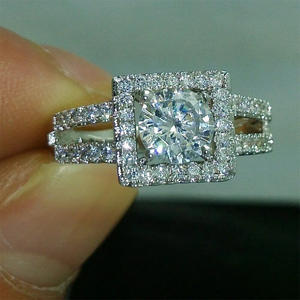 Anello di fidanzamento da donna F864 in oro bianco con diamante taglio brillante rotondo naturale colore D e design a halo - Product Image 6