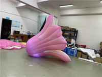Ballon gonflable à fleurs de lys pour la décoration d'événements.