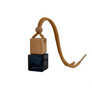 Botella de vidrio cuadrada negra de 5 ml para ambientador de coche con tapa de madera y colgante de cuerda, recargable, fragancia para el hogar - Product Image 1
