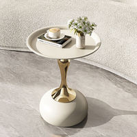 Table basse moderne de luxe écologique et durable, avec plateau rond blanc brillant et base en métal en forme de tulipe dorée, pour la maison, le salon
