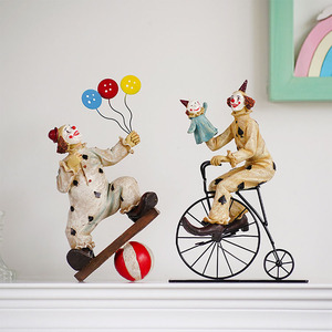 Statuetta Decorativa in Resina Fatta a Mano, Simpatico Clown da Circo Retrò, Regalo Originale per San Valentino - Product Image 3
