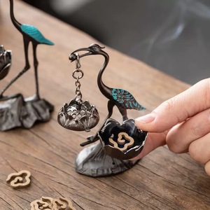 1 pièce Brûleur d'encens en alliage en forme de <span class=keywords><strong>petit</strong></span> grue et de lotus, créatif, pour la maison, brûleur d'arômes décoratif suspendu, pour encens au bois de santal - Product Image 3