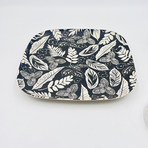 Assiette carrée en mélamine de 8 pouces, coins arrondis, avec imprimé feuilles noires et blanches - Product Image 2