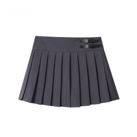 Jupe-short plissée taille haute style gothique preppy avec double boucle métallique, silhouette trapèze, streetwear Y2K pour femme