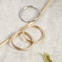 Personalisierte Schlichte Edelstahl-Ringe mit Goldplattierung und Gravurmöglichkeit für Damen - Modische Filigrane Ringe für Festtage