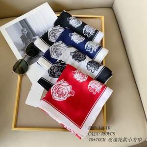 Sciarpa quadrata con motivo a rose 70x70 cm Accessorio di moda in seta per donne e uomini - Product Image 1