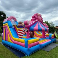 Château gonflable sur le thème des bonbons avec toboggan, couleur rose, bonbons, beignets, sucettes, maison de saut gonflable pour enfants