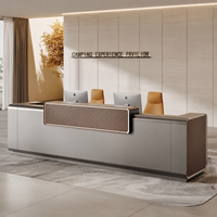 Bureau de réception moderne et minimaliste personnalisé avec accents en bois pour hall d'entreprise ou hôtel