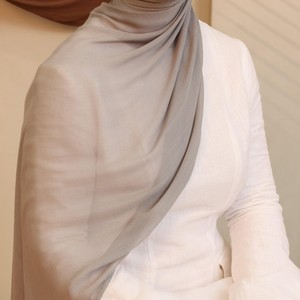 Bán Buôn Tùy Chỉnh Ánh Sáng Trọng Lượng Thoải Mái Phương thức Đồng Bằng Khăn Choàng Hijab Đôi Khâu Cạnh Hồi Giáo Phụ Nữ Khăn Hijab - Product Image 4