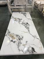 Panneau mural en PVC marbré léger, résistant à l'humidité et brillant pour la décoration des murs de cuisine et de salle de bain d'appartement