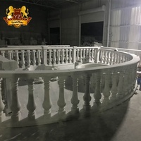 Rampe d'escalier extérieure en marbre, balustrades en pierre, rampes avec style de conception européen, colonnes, colonnes romaines pour escaliers