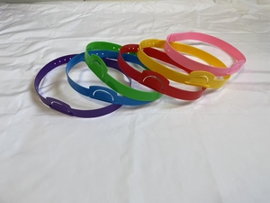 Jeu de devinettes avec bandeaux en plastique (6 couleurs) – Jeu de société familial avec carte à insérer pour soirées jeux et activités pour enfants - Product Image 5