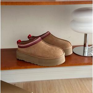 Bottes plates épaisses de luxe, chaudes et douces, en cuir, pour l'hiver, design original, bottes de neige pour femmes - Product Image 1