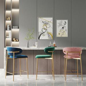 Tabouret <span class=keywords><strong>de</strong></span> <span class=keywords><strong>bar</strong></span> moderne et confortable en velours avec pieds en métal, dossier incurvé et robuste pour îlot <span class=keywords><strong>de</strong></span> cuisine ou comptoir - Product Image 2