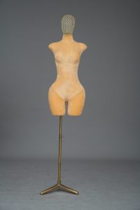 Maniquí de torso curvilíneo para mujer talla grande BBL con <span class=keywords><strong>busto</strong></span> y caderas grandes, ajustable, de espuma rígida, para exhibición de vestidos. - Product Image 3
