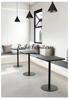 Tables de réception carrées modernes pour café et thé avec chaises, idéales pour les espaces de loisirs commerciaux et les négociations en restaurant