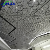Plafond suspendu en aluminium en forme de losange sur mesure - Panneaux acoustiques perforés pour bar restaurant