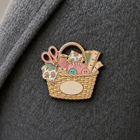 Broche en émail personnalisée, motif panier de couture, ciseaux vintage, badge de tailleur, bijou, cadeau, vente en gros, OEM ODM, broche de revers en métal