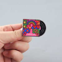 Broches personnalisées en alliage de zinc émaillé, motifs disque vinyle et musique, badges d'Halloween, accessoires émaillés à la four, vente en gros, OEM