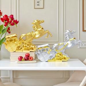 Ornement de Cheval Galopant en Résine Dorée de Luxe, Mascotte Porte-Bonheur de l'Année du Cheval, Décoration de Bureau pour le Nouvel An - Product Image 1