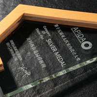Plaque en verre vierge personnalisable en gros avec base en bois, trophée bouclier, gravure laser 3D, trophées en cristal et bois personnalisables