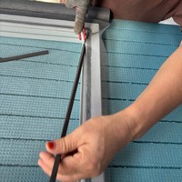 Zusätzliches Einbruchschutzgitter, stahlverstärktes UPVC-Schiebefenster bietet maximale Festigkeit für große Öffnungsgrößen.