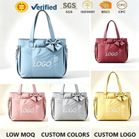 Sac fourre-tout tendance pour femme avec nœud, grande capacité, sac à bandoulière souple avec décorations personnalisées et poches latérales pour le quotidien, les courses, le travail et les voyages