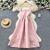 Robe décontractée élégante en satin pour femme WIWT, bretelles spaghetti, coupe trapèze, col en V, plissée, fluide, longueur midi, pour tous les jours, les fêtes et les vacances
