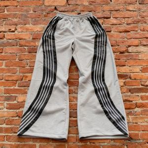 Pantalones de chándal anchos y holgados personalizados para hombre, de punto, estilo urbano, casuales, con cordón en la cintura y rayas. - Product Image 1