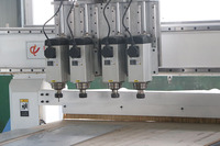 Routeur CNC multi-têtes pour le travail du bois, idéal pour la découpe et la gravure de panneaux de porte