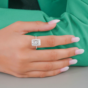 Bague de luxe en diamant de laboratoire taille Radiant, certifiée IGI, avec monture halo et micro-pavé étincelant sur demi-alliance - Product Image 1