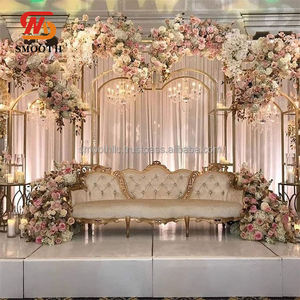 Elegante Fondo de Boda Dorado, Soporte de Acero Inoxidable en Forma de Arco con Camino de Mesa de Flores Rosadas y Sofá - Product Image 2