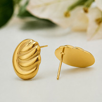 Boucles d'oreilles clous texturées incurvées plaquées or PVD 18 carats haut de gamme en acier inoxydable 316L torsadé pour femme